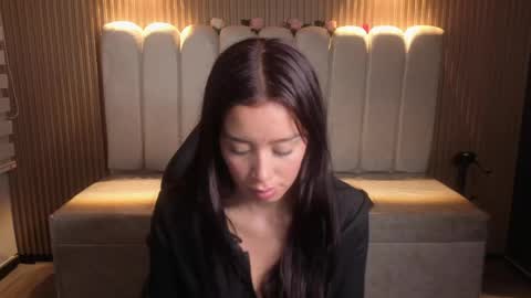 miiaa_evans1 online show from 04/18/26, 08:09