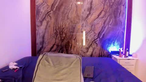 Mia collins online show from 10/31/25, 04:19