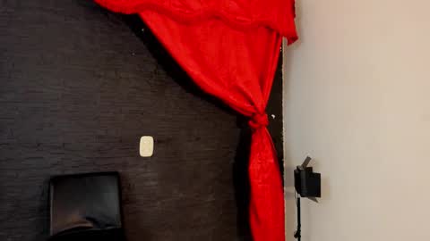 Snapshot of miiaah_kaliffa chatting on 10/02/25, 08:21 MELANIE online show from 10/02/25, 08:21