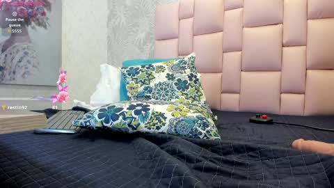 miiss_aurora_ online show from 04/08/26, 12:32