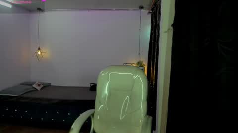 Snapshot of miiss_greyy chatting on 09/22/25, 12:18 miiss_greyy online show from 09/22/25, 12:18