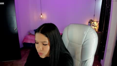 Snapshot of miiss_greyy chatting on 10/13/25, 12:05 miiss_greyy online show from 10/13/25, 12:05