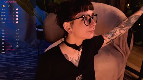 mika_moon_ online show from 12/07/24, 07:32