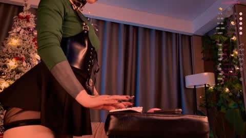 mika_moon_ online show from 12/26/24, 12:46