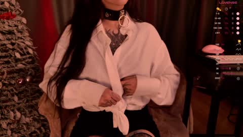 mika_moon_ online show from 12/31/24, 12:43