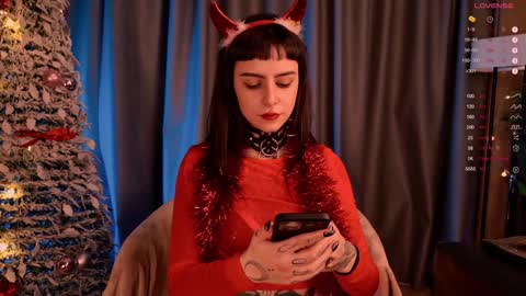 mika_moon_ online show from 12/31/24, 11:06