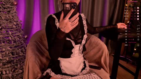 mika_moon_ online show from 01/04/25, 10:02