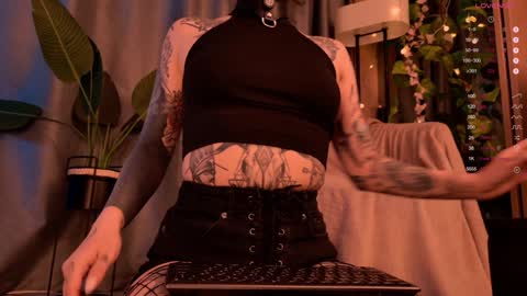 mika_moon_ online show from 01/10/25, 08:15