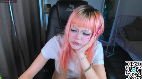 Snapshot of mika_vatashi chatting on 05/30/26, 08:33 Mika online show from 05/30/26, 08:33
