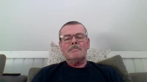 Snapshot of mikael42 chatting on 02/14/26, 01:41 mikael42 online show from 02/14/26, 01:41