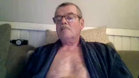 Snapshot of mikael42 chatting on 04/14/26, 06:14 mikael42 online show from 04/14/26, 06:14
