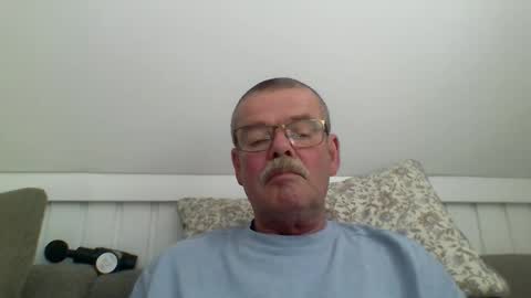 Snapshot of mikael42 chatting on 05/18/26, 01:06 mikael42 online show from 05/18/26, 01:06