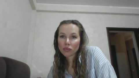 Snapshot of mikaela_well chatting on 06/10/26, 10:47 mikaela_well online show from 06/10/26, 10:47