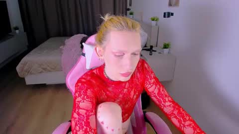 Snapshot of mikaella_nicole chatting on 07/06/26, 05:37 mikaella_nicole online show from 07/06/26, 05:37