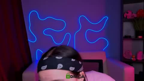 Snapshot of mikameovv chatting on 11/21/25, 11:20 Mika online show from 11/21/25, 11:20