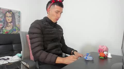 Snapshot of mike3xxx chatting on 11/01/25, 08:05 mike3xxx online show from 11/01/25, 08:05