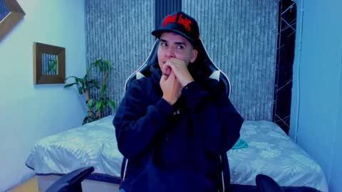 Snapshot of mike_0233 chatting on 11/16/25, 04:18 Mike 0233 online show from 11/16/25, 04:18