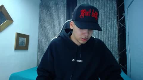 Snapshot of mike_0233 chatting on 11/21/25, 05:06 Mike 0233 online show from 11/21/25, 05:06