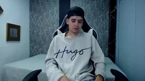 Snapshot of mike_0233 chatting on 11/22/25, 04:55 Mike 0233 online show from 11/22/25, 04:55