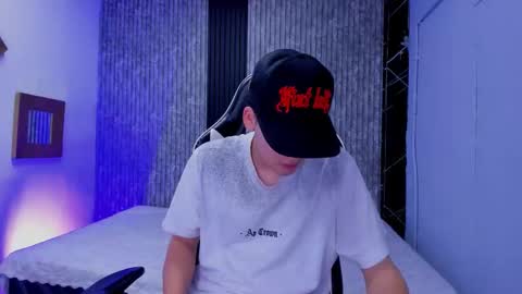 Snapshot of mike_0233 chatting on 11/25/25, 06:02 Mike 0233 online show from 11/25/25, 06:02