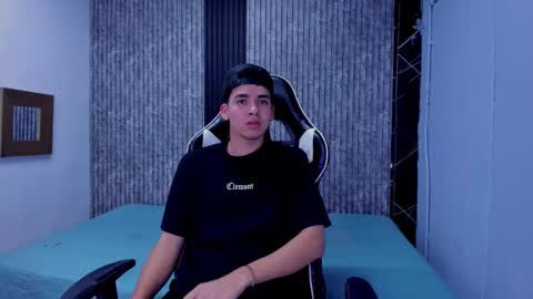 Snapshot of mike_0233 chatting on 11/27/25, 04:47 Mike 0233 online show from 11/27/25, 04:47