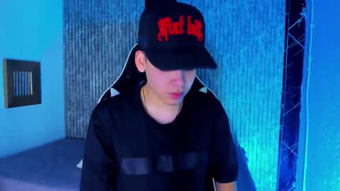 Snapshot of mike_0233 chatting on 12/14/25, 04:51 Mike 0233 online show from 12/14/25, 04:51