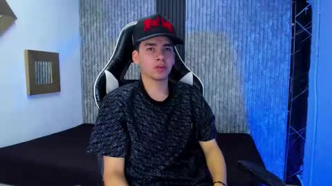 Snapshot of mike_0233 chatting on 12/16/25, 04:39 Mike 0233 online show from 12/16/25, 04:39