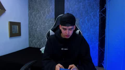 Snapshot of mike_0233 chatting on 12/17/25, 04:07 Mike 0233 online show from 12/17/25, 04:07