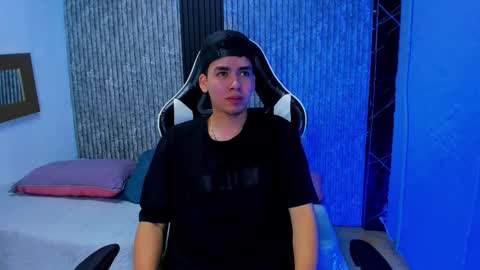 Snapshot of mike_0233 chatting on 12/18/25, 05:02 Mike 0233 online show from 12/18/25, 05:02