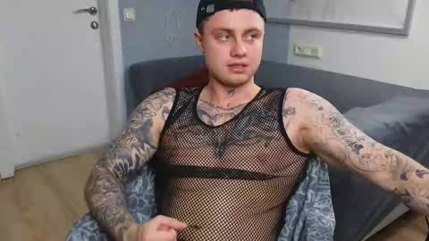 Snapshot of mike___magic chatting on 03/12/25, 01:40 Mike Magic online show from 03/12/25, 01:40