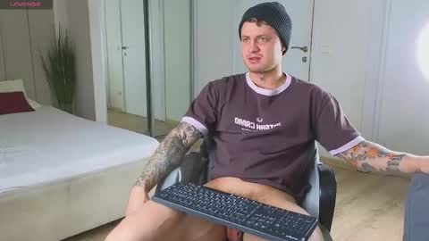 Snapshot of mike___magic chatting on 12/14/25, 05:35 Mike Magic online show from 12/14/25, 05:35