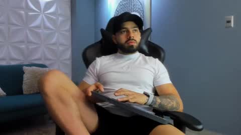 Snapshot of mikeblare chatting on 01/03/25, 07:07 Mike Blare online show from 01/03/25, 07:07