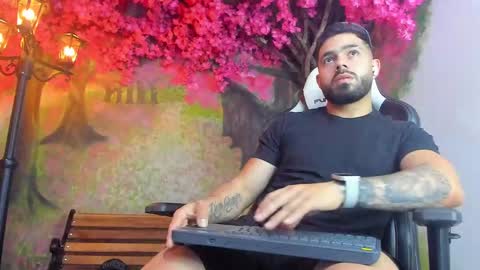 Snapshot of mikeblare chatting on 01/21/25, 01:18 Mike Blare online show from 01/21/25, 01:18