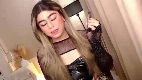 Snapshot of mikha_sensual chatting on 10/21/25, 05:35 Theresa Luna online show from 10/21/25, 05:35