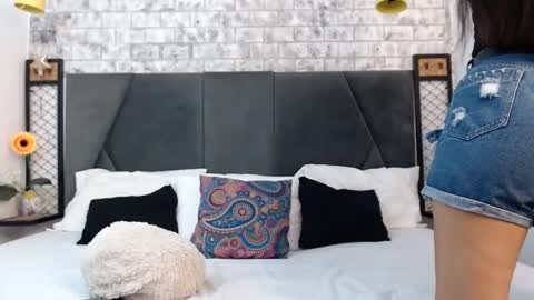 Snapshot of mila_adamss chatting on 09/21/25, 11:23 mila_adamss online show from 09/21/25, 11:23