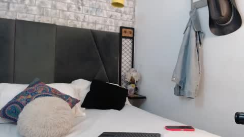 Snapshot of mila_adamss chatting on 12/17/25, 10:43 mila_adamss online show from 12/17/25, 10:43