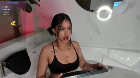 mila_hank online show from 10/07/25, 12:57