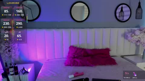 mila_hank online show from 12/01/25, 12:21