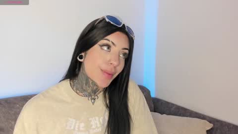Snapshot of mila_monty__ chatting on 02/01/25, 07:15 online show from 02/01/25, 07:15