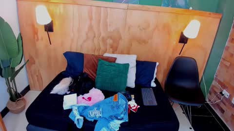 Mila and samy online show from 10/19/25, 11:55