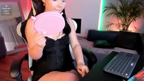 Mila online show from 11/11/25, 11:21