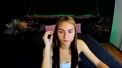 Snapshot of milaaddam chatting on 09/19/25, 12:28 Milla online show from 09/19/25, 12:28