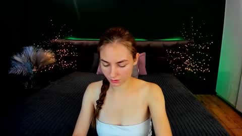 Snapshot of milaaddam chatting on 09/21/25, 05:42 Milla online show from 09/21/25, 05:42