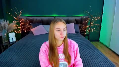 Snapshot of milaaddam chatting on 11/15/25, 08:11 Milla online show from 11/15/25, 08:11