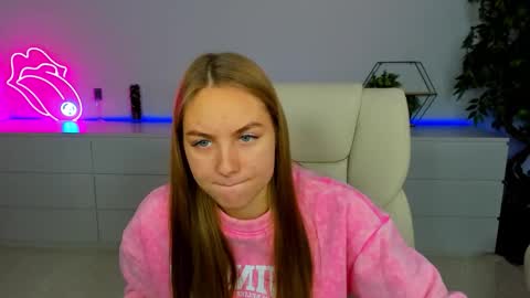 Snapshot of milaaddam chatting on 11/16/25, 06:30 Milla online show from 11/16/25, 06:30