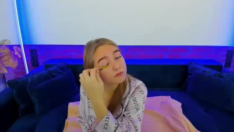 Snapshot of milaaddam chatting on 11/18/25, 06:40 Milla online show from 11/18/25, 06:40