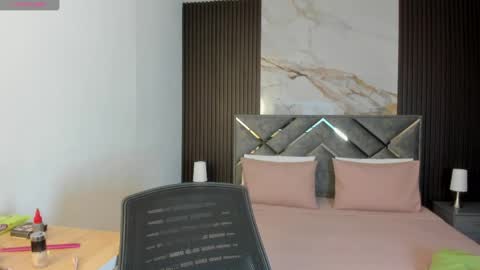 Queen Mila  online show from 04/20/26, 07:15