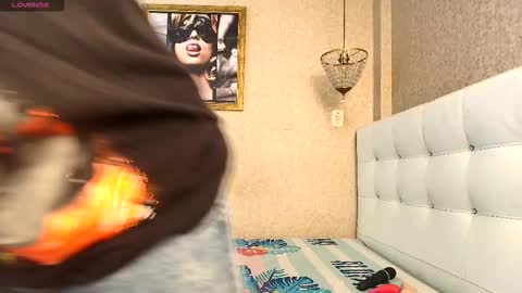 miladiosa online show from 12/17/25, 12:11