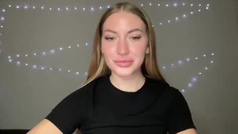 Snapshot of milanaaa_ chatting on 12/23/24, 12:19 Milana online show from 12/23/24, 12:19