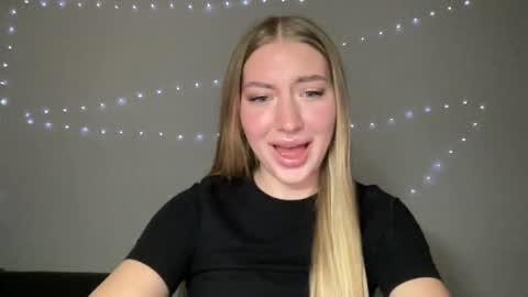 Snapshot of milanaaa_ chatting on 12/23/24, 07:20 Milana online show from 12/23/24, 07:20